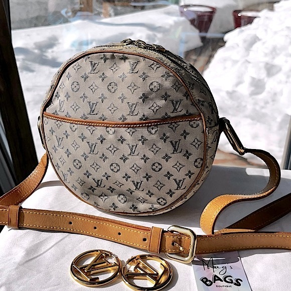Louis Vuitton: Round Monogram LV Mini Crossbody Bag (seen on Ariana Grande) - Picture 5 of 17